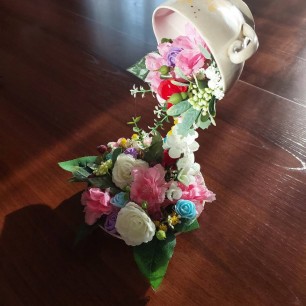 Парящая чашка с цветами