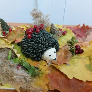 Ежик на осенней полянке