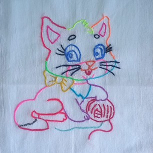 Забавный котенок