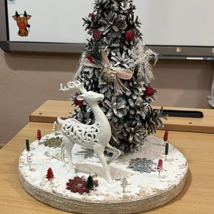 "Елочка из шишек"