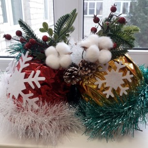 Большие колокольчики на ёлку на улице