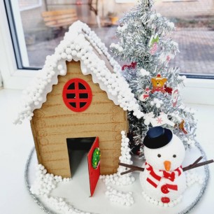 Домик в зимнем лесу