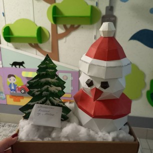 "Снеговик у елки"