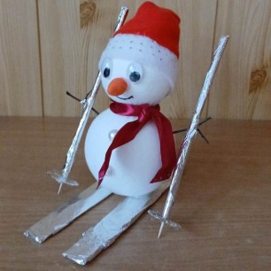 Снеговик на лыжах
