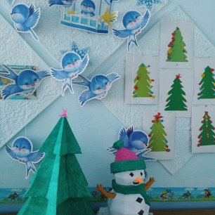 Снеговик у ёлки