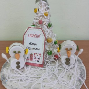 Снеговики у елки