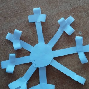 Изящная снежинка