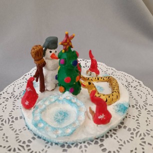 Подсвечник "Змея 2025 у гномов в гостях"