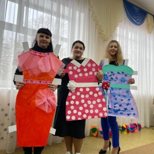 Платья из картона для мам к международному женскому дню