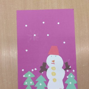 работа выполнена из цветной бумаги и картон.