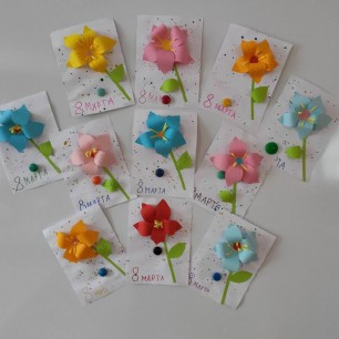 "Мама дорогая, я тебя люблю! И цветы весенние, я тебе дарю!"