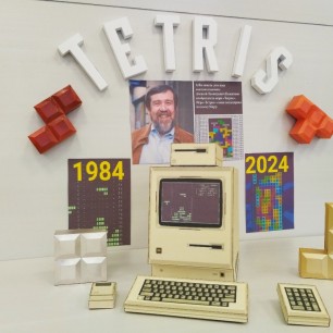 Макет компьютера с игрой «Тетрис»