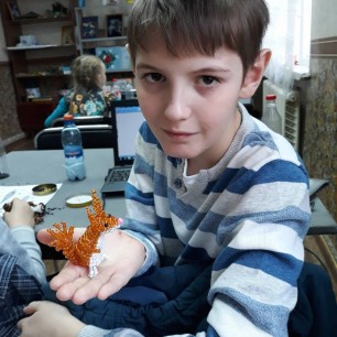 Фигурка из крупного бисера "Белка"