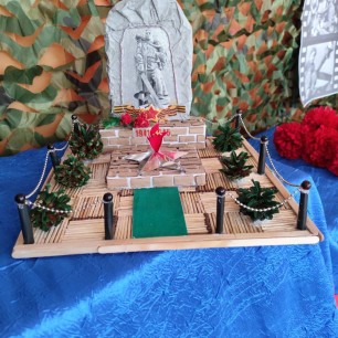 Памятник - обелиск Неизвестному солдату.
