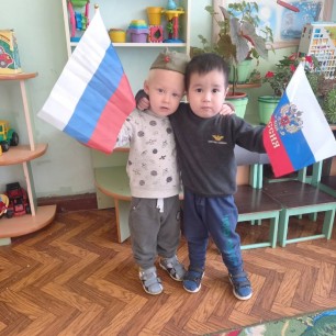 "Гордо реет флаг России"