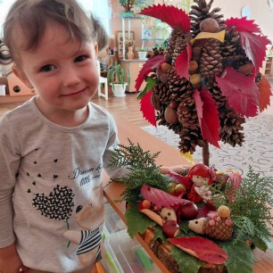 Под осенним деревцом