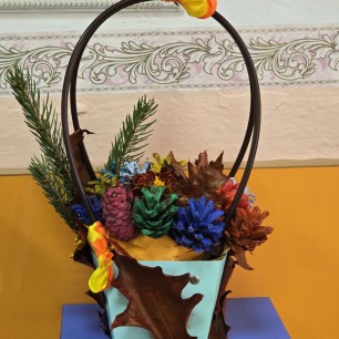 Корзина с еловыми шишками