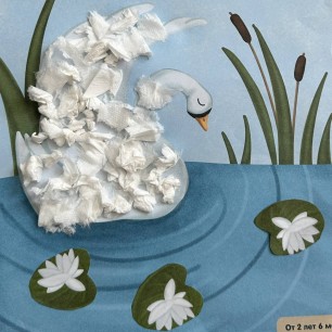 Белый лебедь на пруду