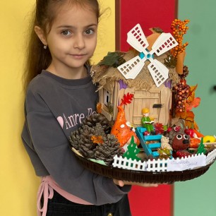 Мельница в осеннем лесу.