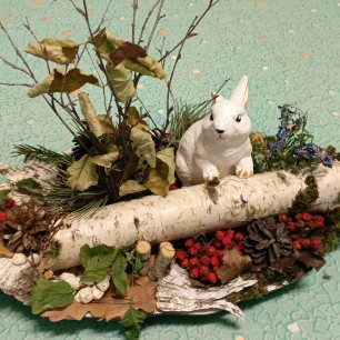 Зайка в осеннем лесу