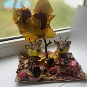 Оленята в осеннем лесу