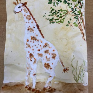 Жираф на мятой бумаге