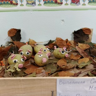 Поросята в осеннем лесу