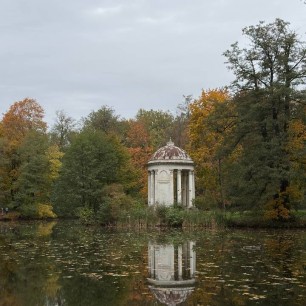 Беседка на пруду