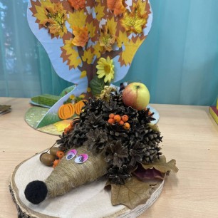 Ёжик с яблоком