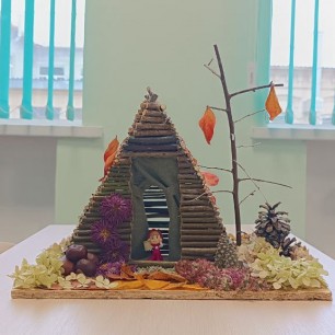 "Маша в осеннем домике"