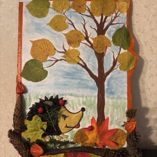 Ёжик в осеннем лесу собирает урожай