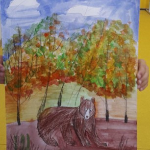 Медведь в осеннем лесу