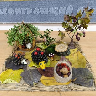 Ёжик делает запасы.