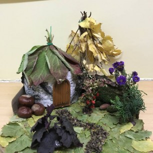 Домик в осеннем лесу