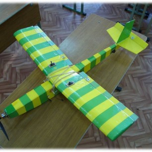 Летающая модель самолета для первоначального обучения