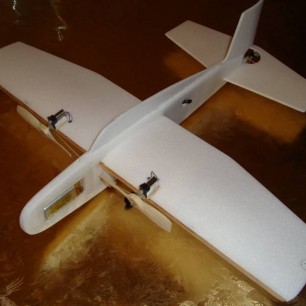 Экспериментальная кордовая ИК-управляемая модель самолета