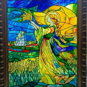 «Витраж урожая: золотистые руки девушки»