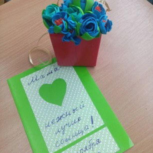 Любимой маме сумочка с цветами.