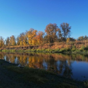 Есть в осени первоначальной Короткая, но дивная пора…