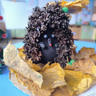 Ежик из шишек