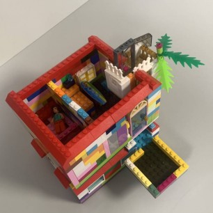 Яркий домик из LEGO