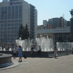 Фонтаны — сердце площади