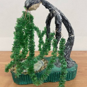 Девушка у ручья