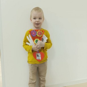 "Цветы и сердце в ладошках для мамы"