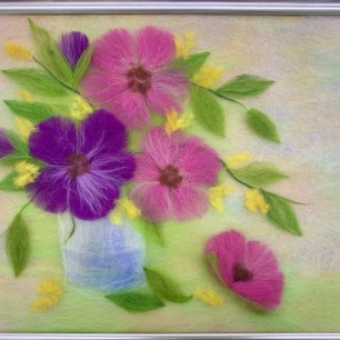 Люблю июнь, когда цветут пионы, Когда с рассветом поутру Приятный тёплый ветерок заворожённо Чудесный аромат несёт в саду.