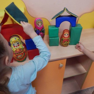 игра "Построй матрешке теремок"