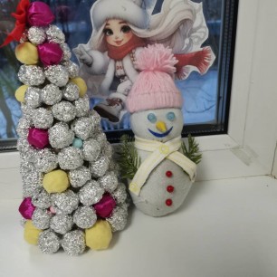 Снеговик у елки