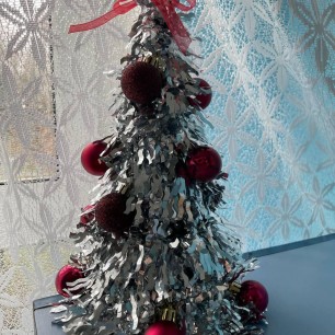 "Серебряная королева с алым бантом"