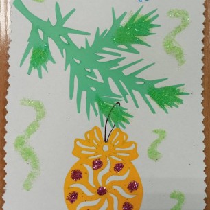 Еловая ветка с новогодней игрушкой