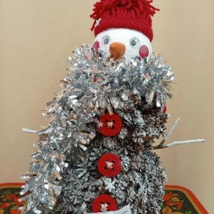 Снеговик-шишковик